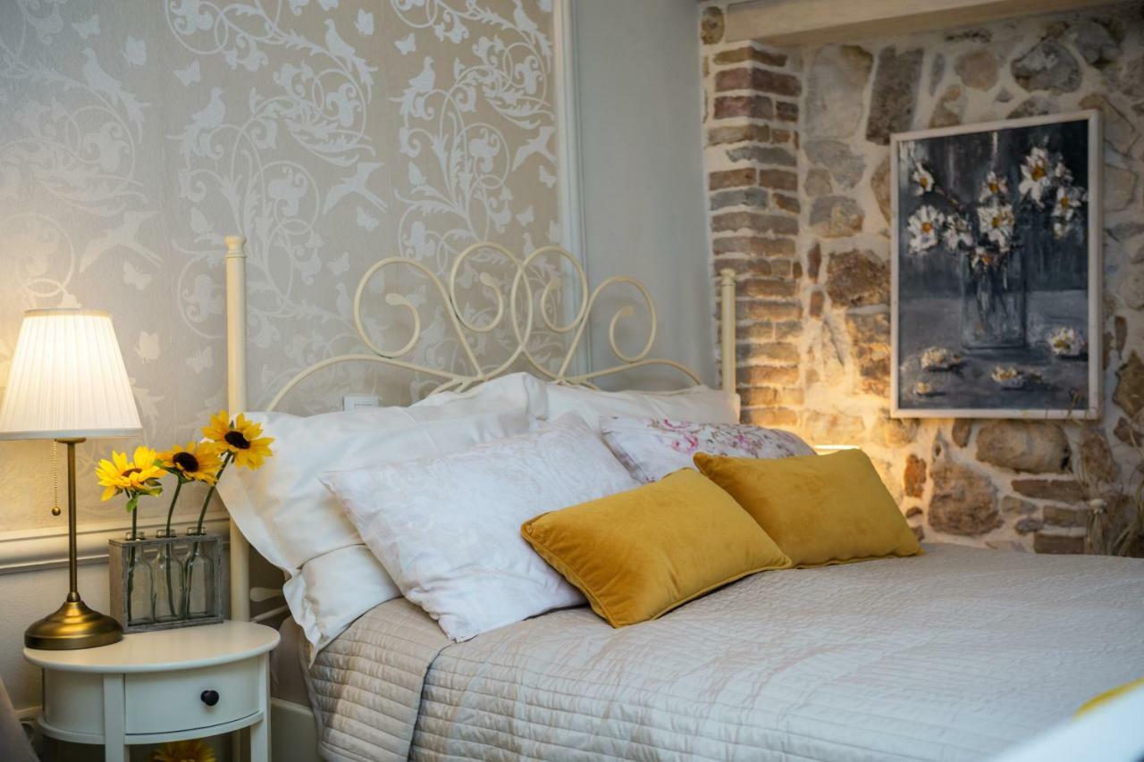 Studio Yellow Flower Rovinj Buitenkant foto