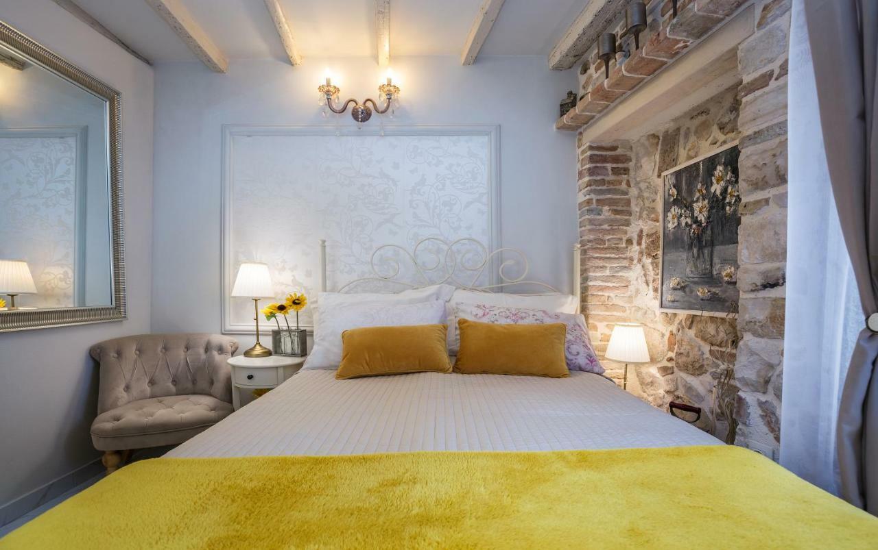 Studio Yellow Flower Rovinj Buitenkant foto