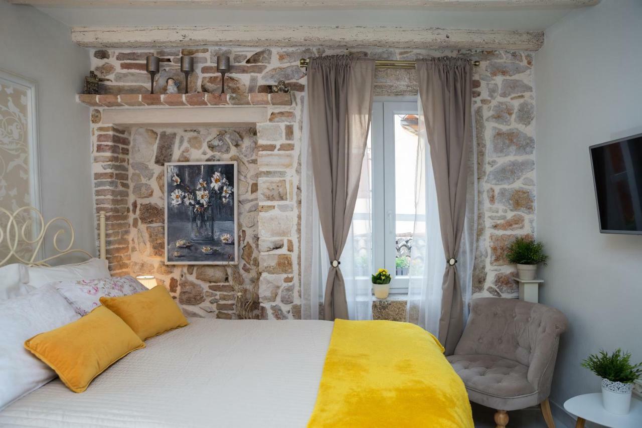 Studio Yellow Flower Rovinj Buitenkant foto