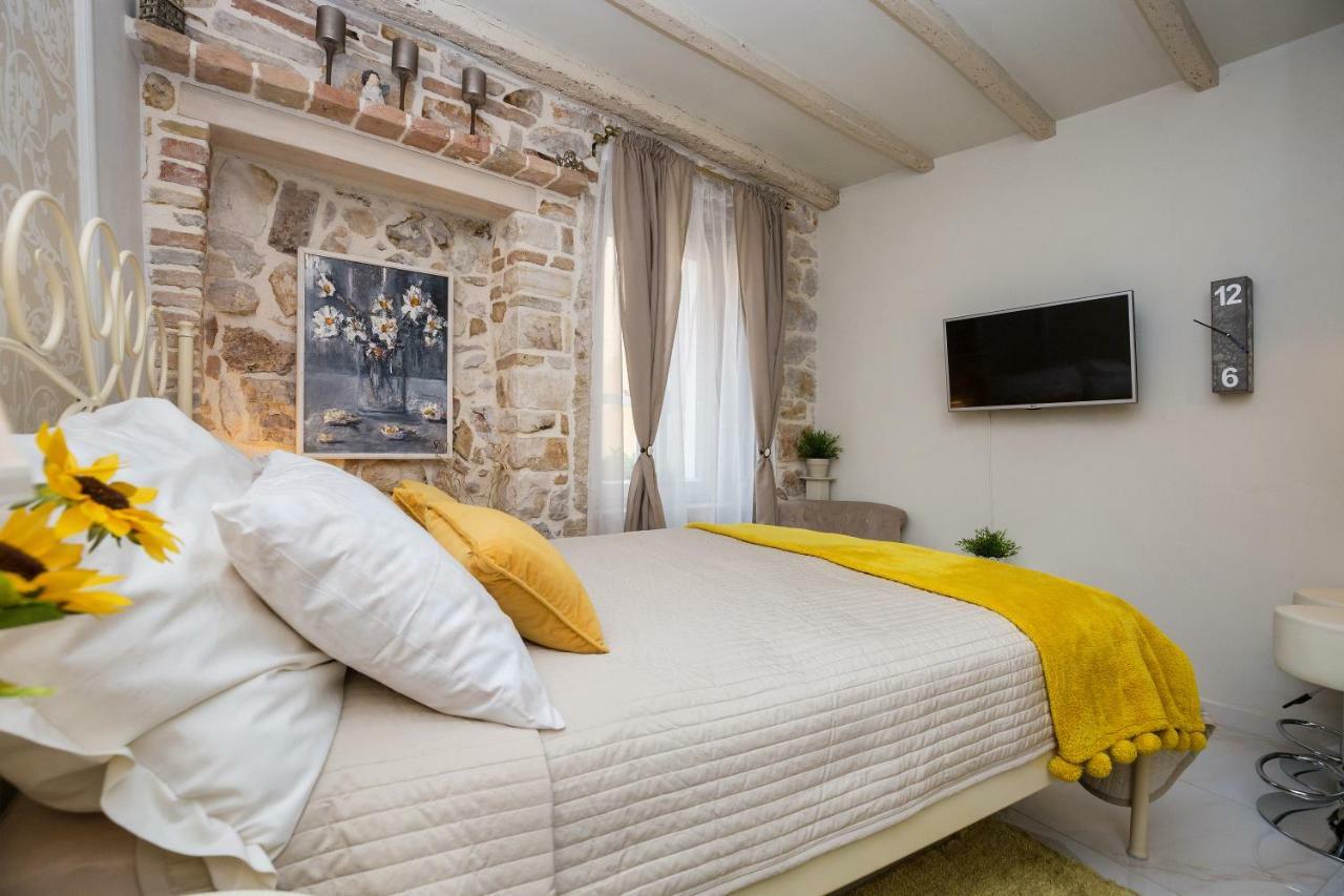 Studio Yellow Flower Rovinj Buitenkant foto