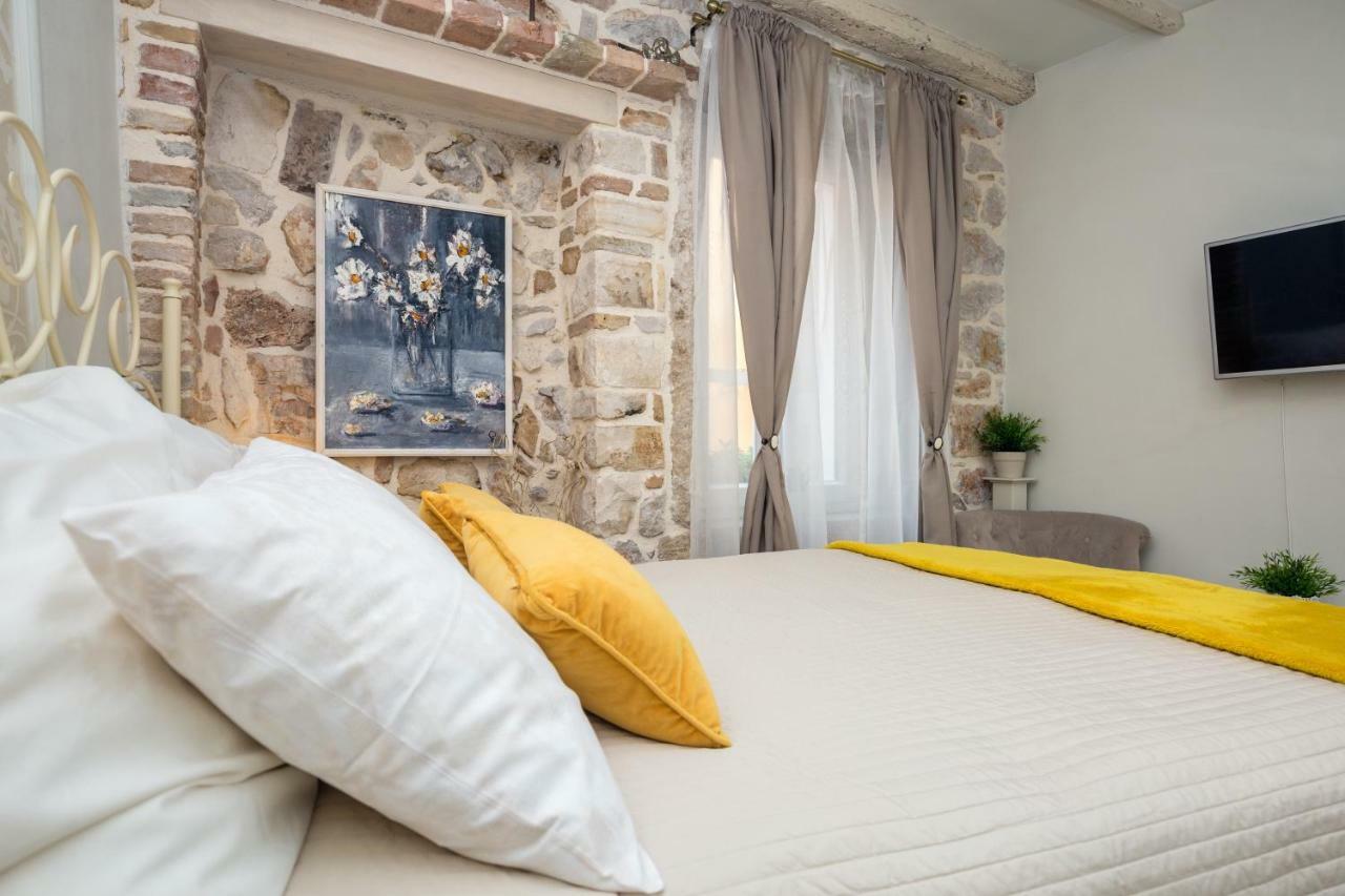 Studio Yellow Flower Rovinj Buitenkant foto